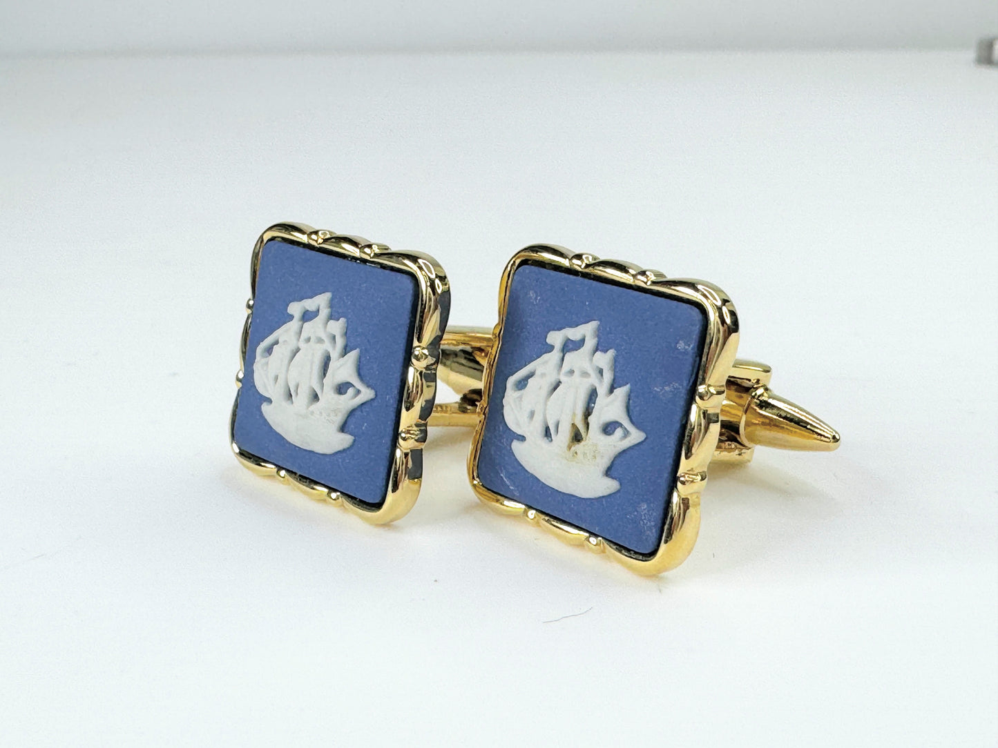 Stratton Wedgwood Jasperware  cufflink & Tie Clip Sailing Ship gilt metal JR9410