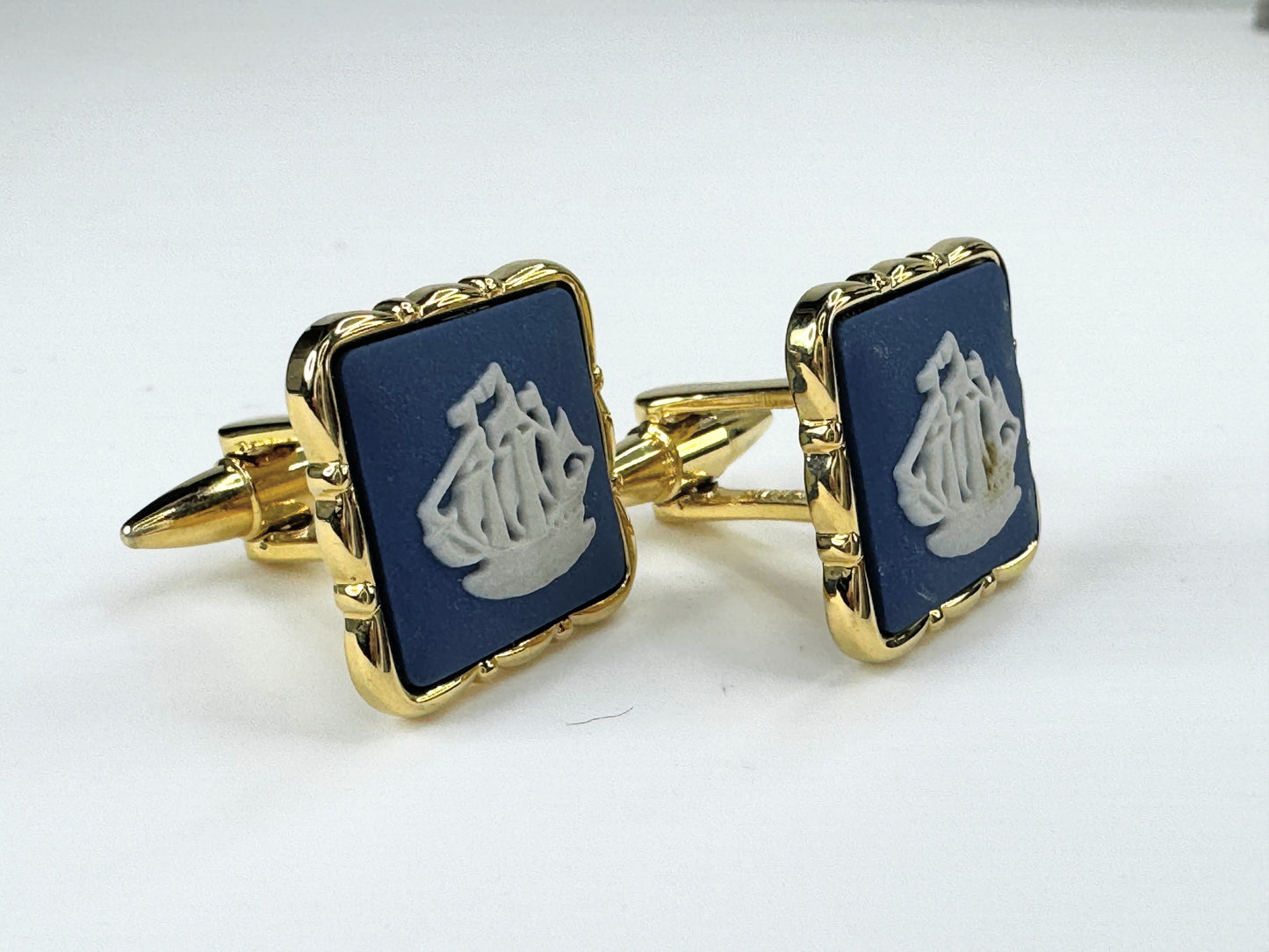 Stratton Wedgwood Jasperware  cufflink & Tie Clip Sailing Ship gilt metal JR9410