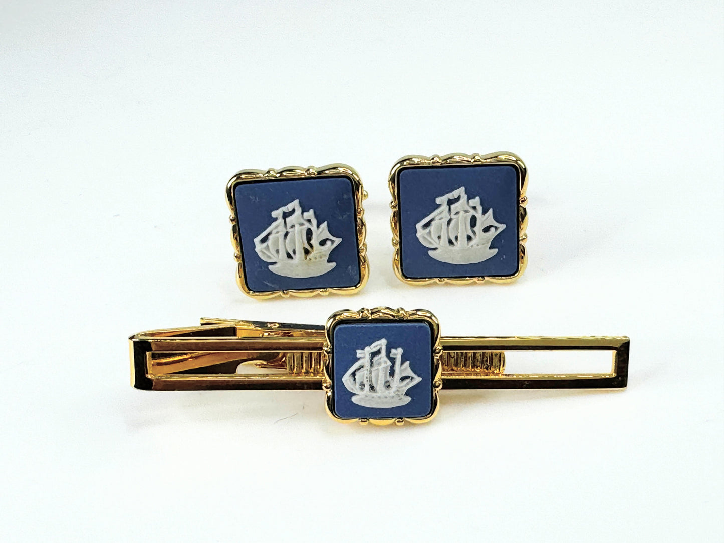 Stratton Wedgwood Jasperware  cufflink & Tie Clip Sailing Ship gilt metal JR9410