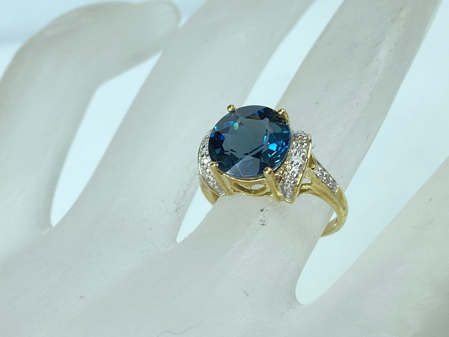Vintage 10 Karat Yellow Gold Blue Topaz and Diamond 3.5g s6 JR985