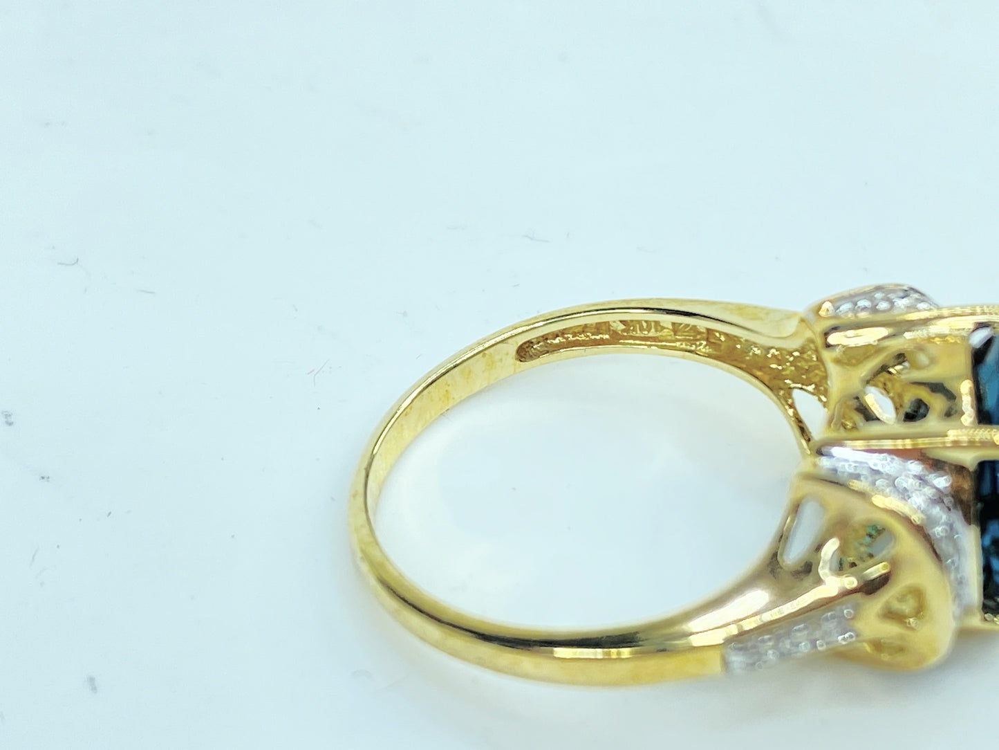 Vintage 10 Karat Yellow Gold Blue Topaz and Diamond 3.5g s6 JR985