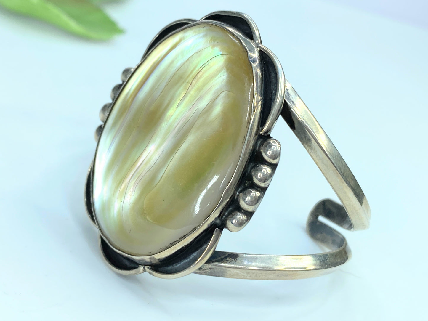 Breathtaking Native American Navajo Mother Of Pearl Sterling bangle 51.4g JR0020