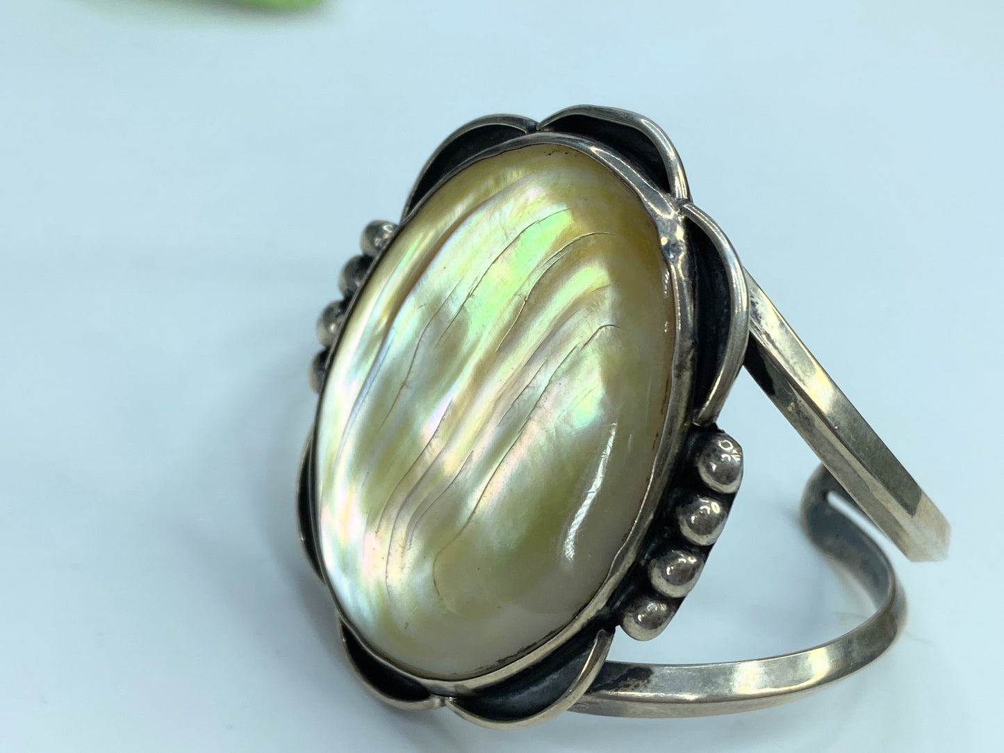 Breathtaking Native American Navajo Mother Of Pearl Sterling bangle 51.4g JR0020