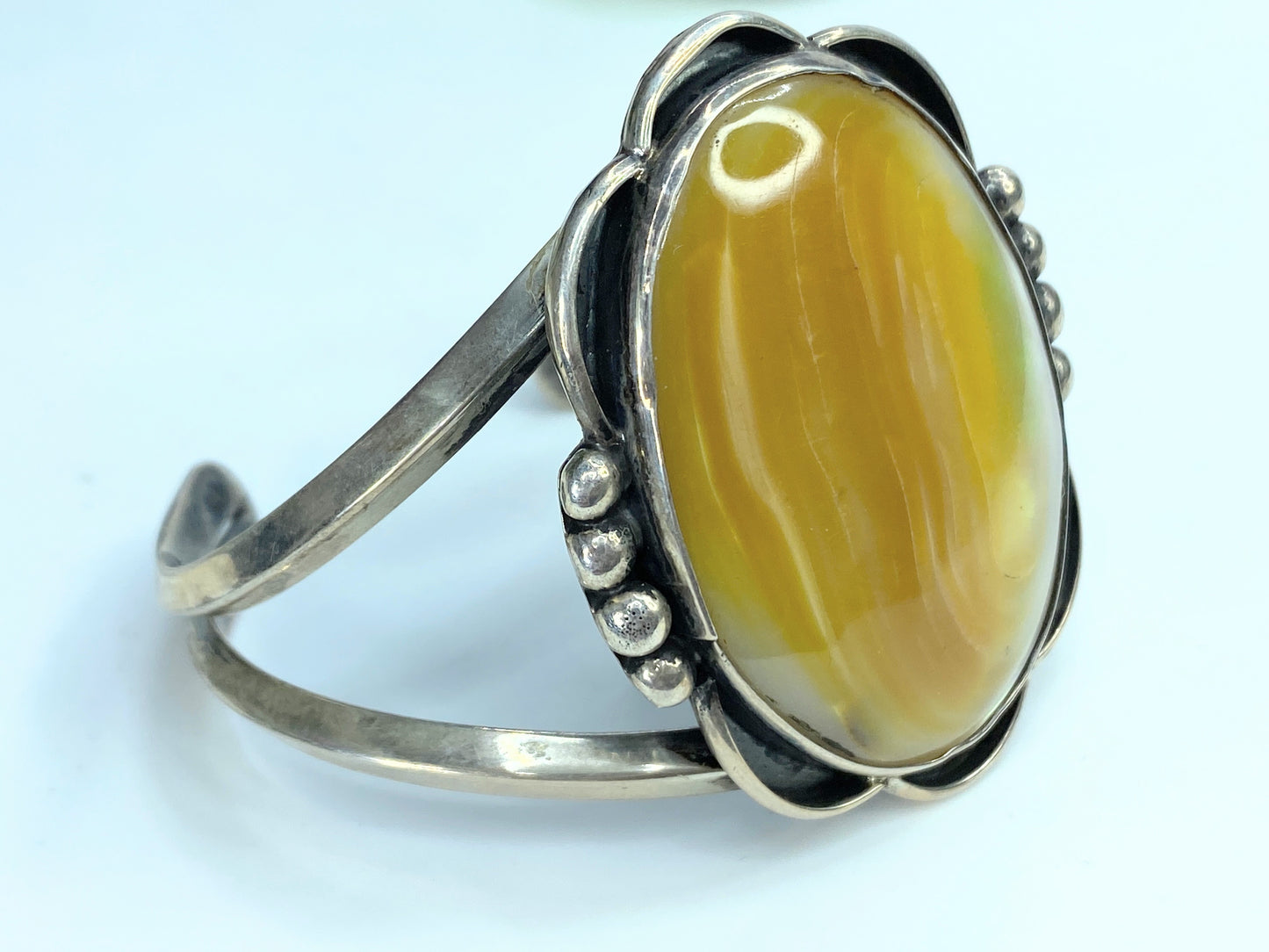 Breathtaking Native American Navajo Mother Of Pearl Sterling bangle 51.4g JR0020