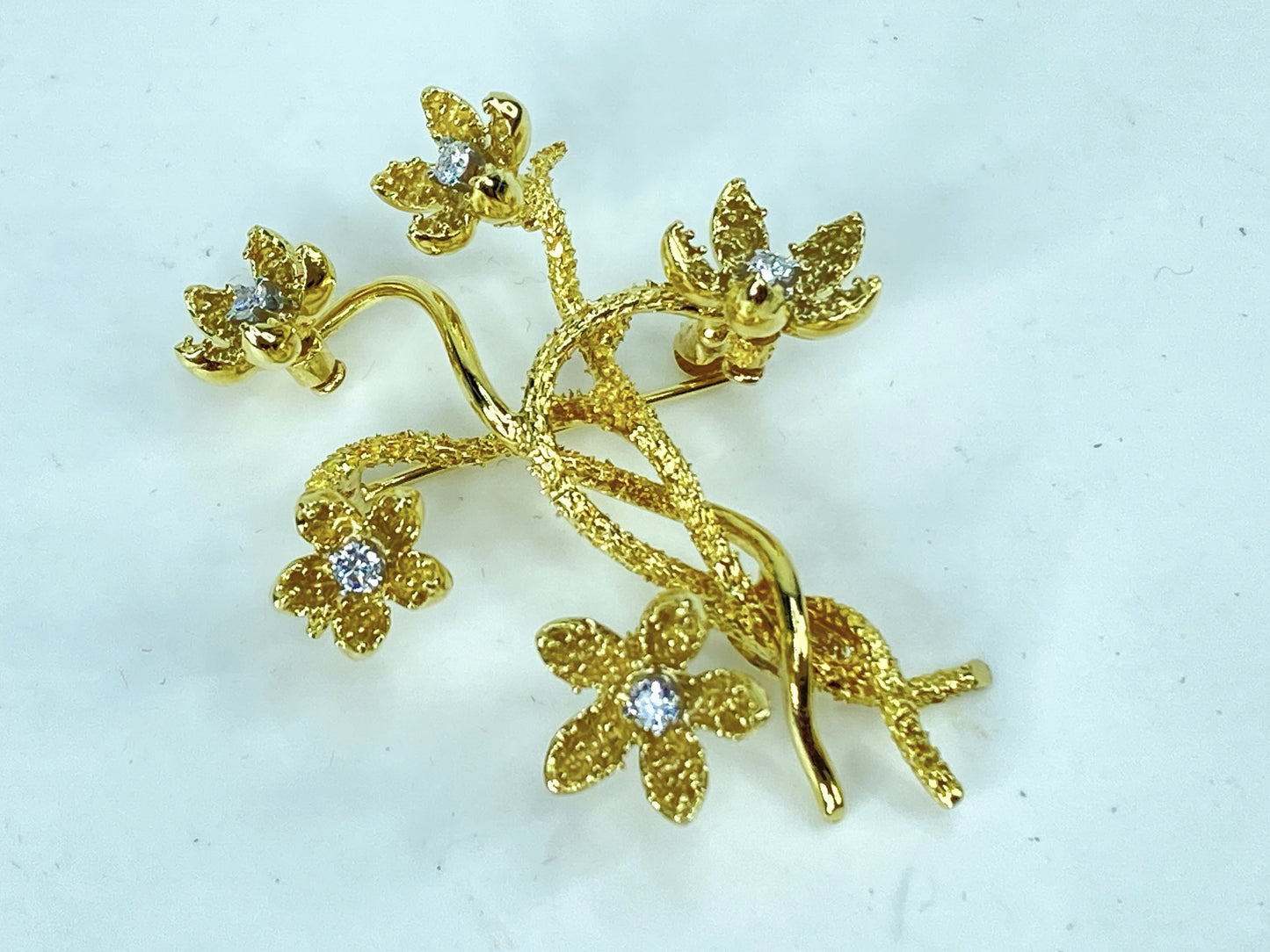 La Triomph 18K Gold and Diamond Tremblant Articulated Floral Pin Brooch JR987