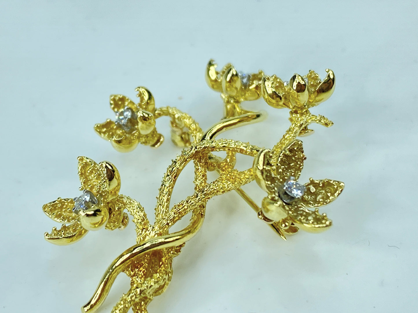 La Triomph 18K Gold and Diamond Tremblant Articulated Floral Pin Brooch JR987