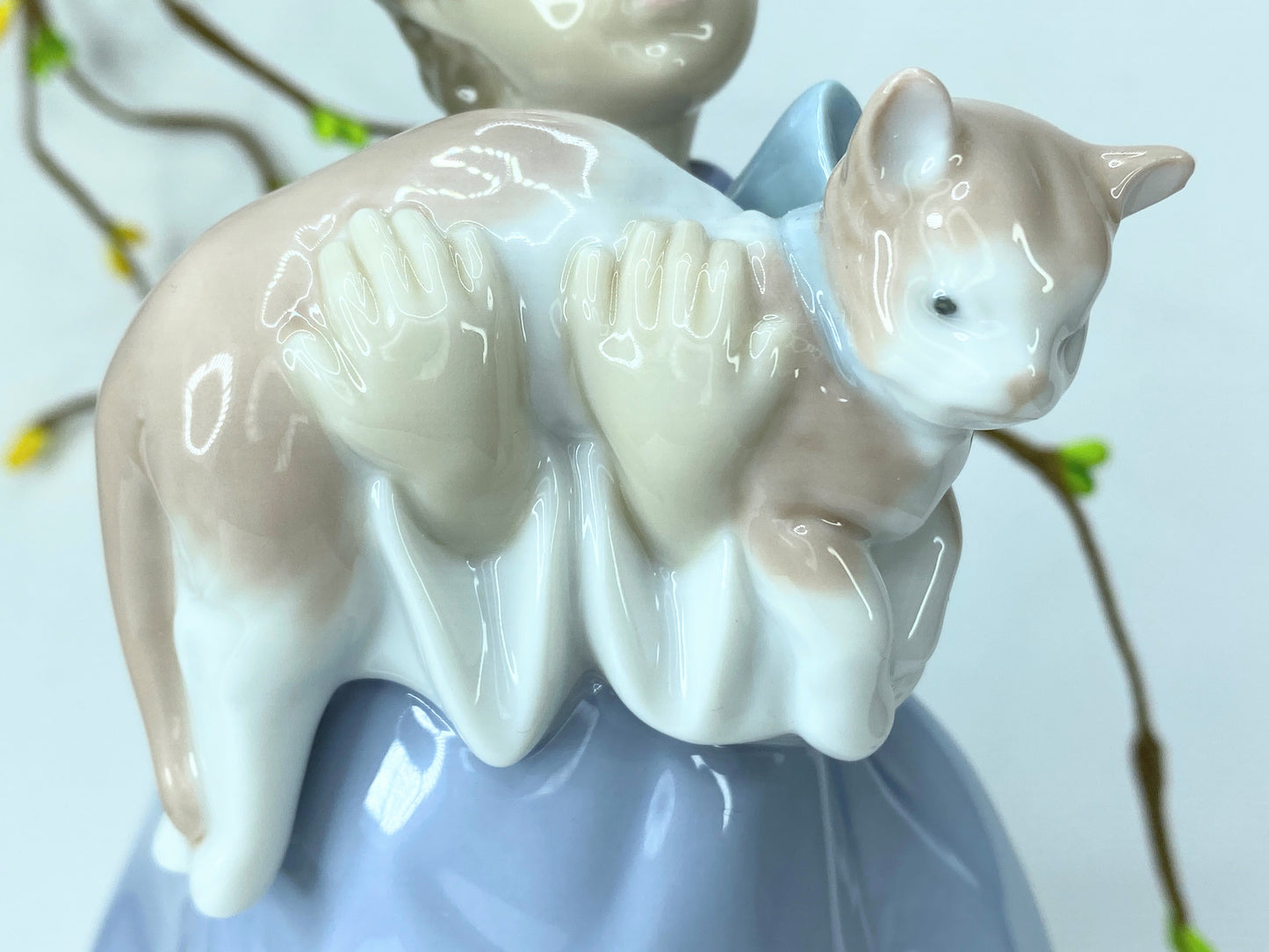 Lladro Figurine 6422 "My Chubby Kitty" Girl with Kitty Figurine