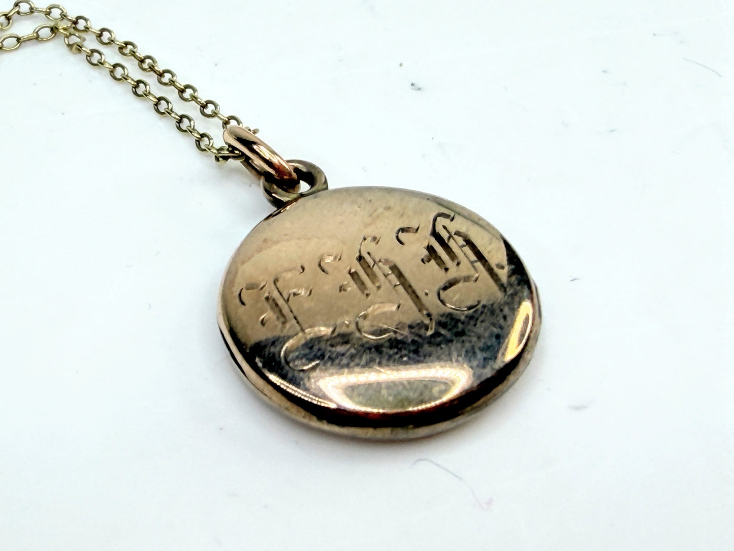 Antique Gold Locket Pendant Necklace 14K 15 Inch Round Locket JR1537