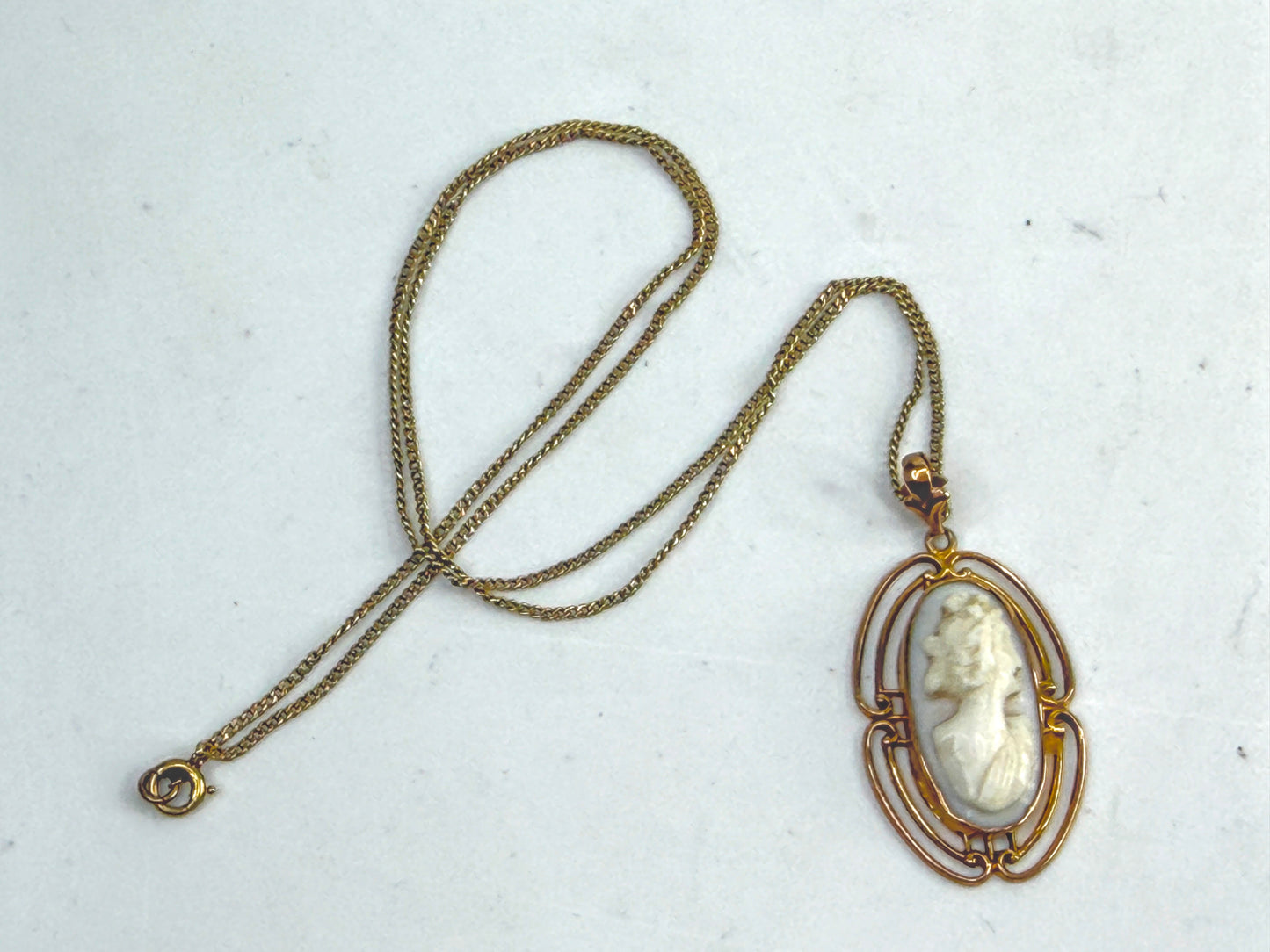 Vintage 10K Gold Carved Cameo Pendant Necklace 16 Inch JR1539