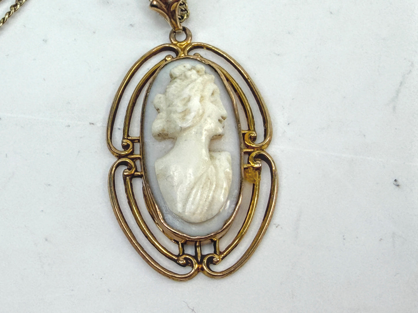 Vintage 10K Gold Carved Cameo Pendant Necklace 16 Inch JR1539