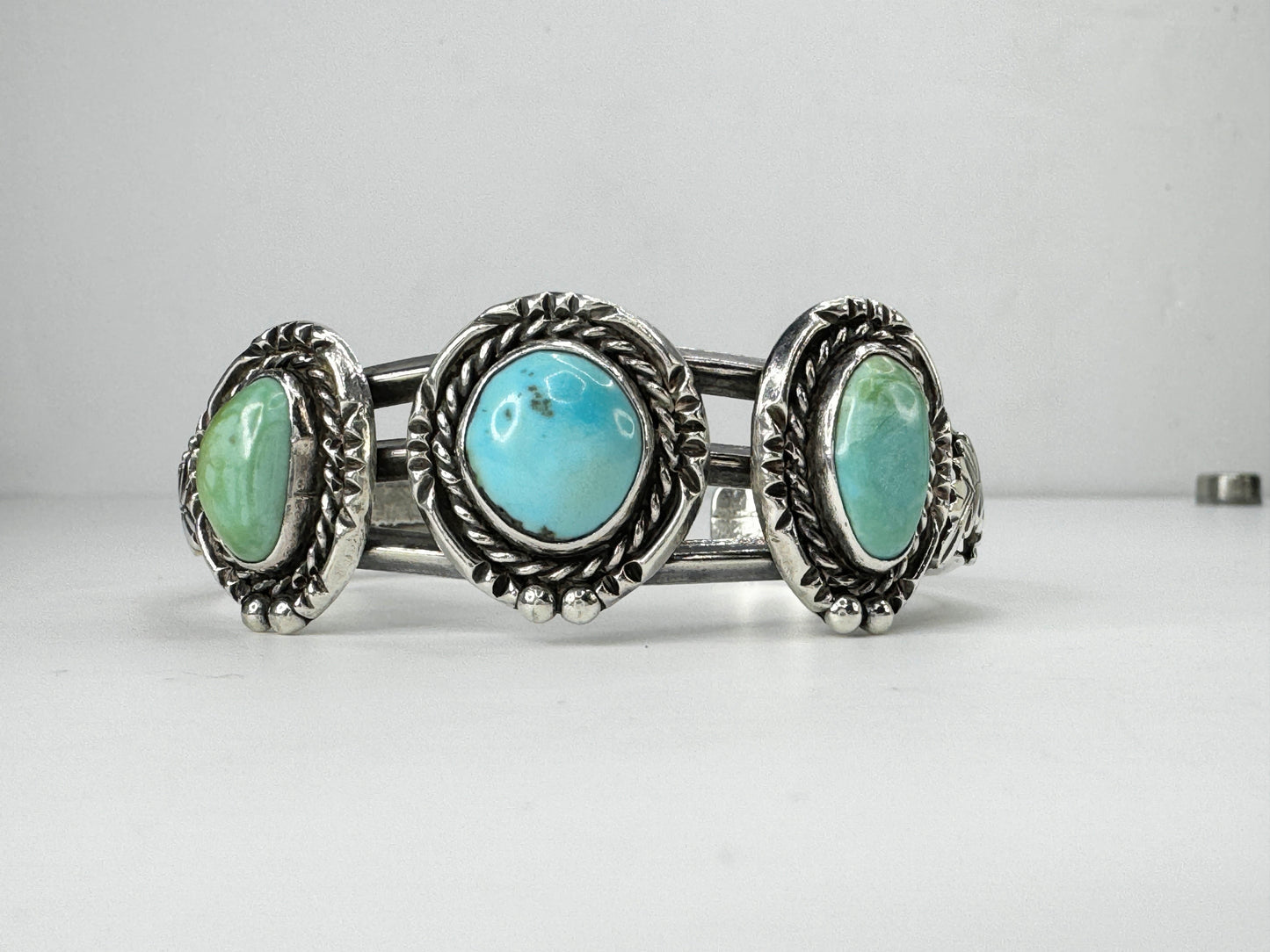 Native American Cuff with Three Stunning Turquoise Stones 37g 6.5" JR9437