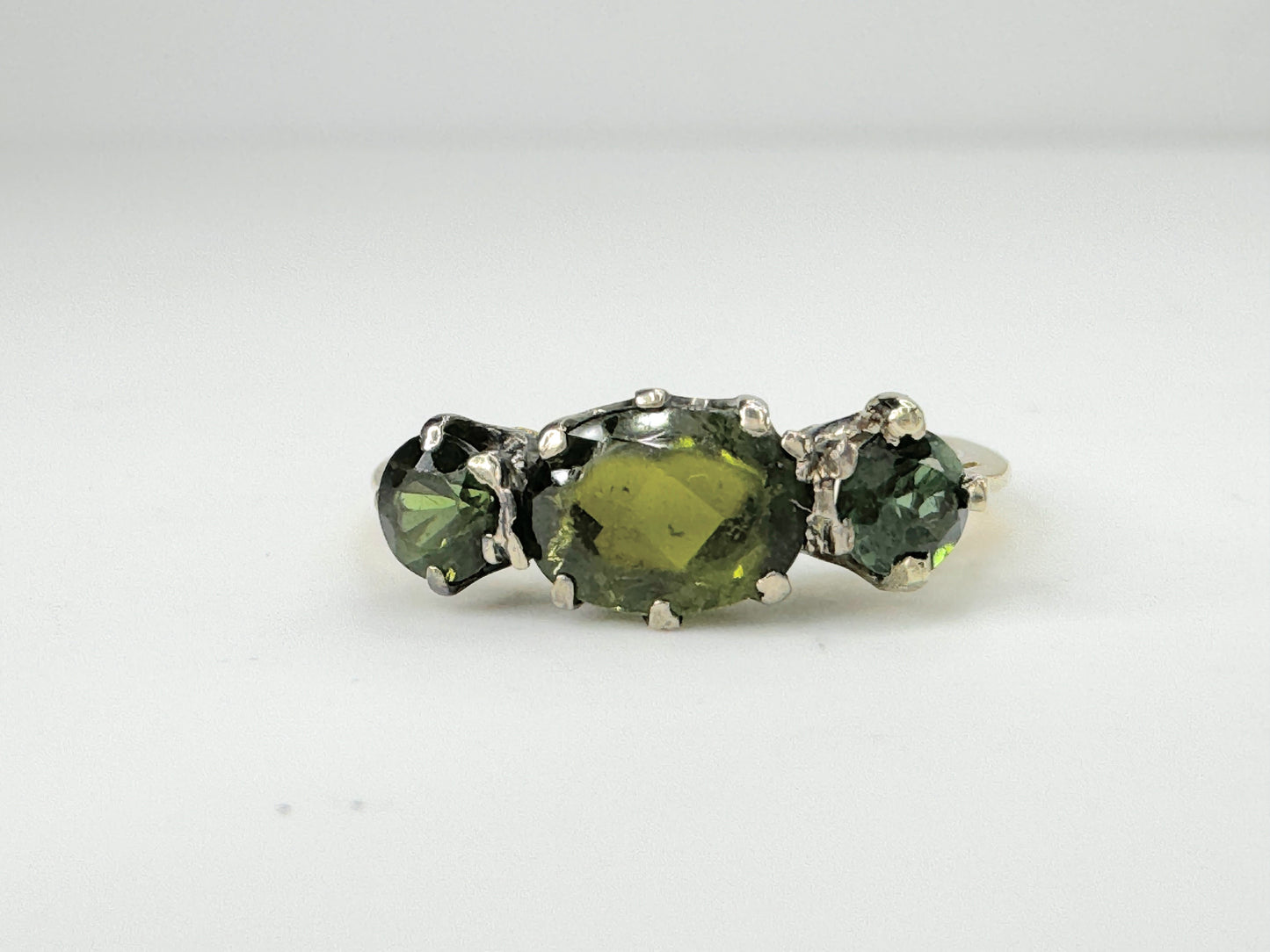 Art Deco faceted Green Amethyst Knife edge 3 stones 18K ring 2.4g s8 JR9440