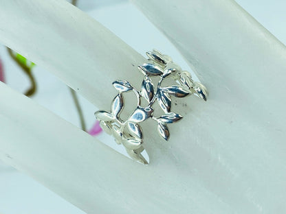 Tiffany & Co. Paloma Picasso Olive Leaf Ring in Sterling Silver JR992