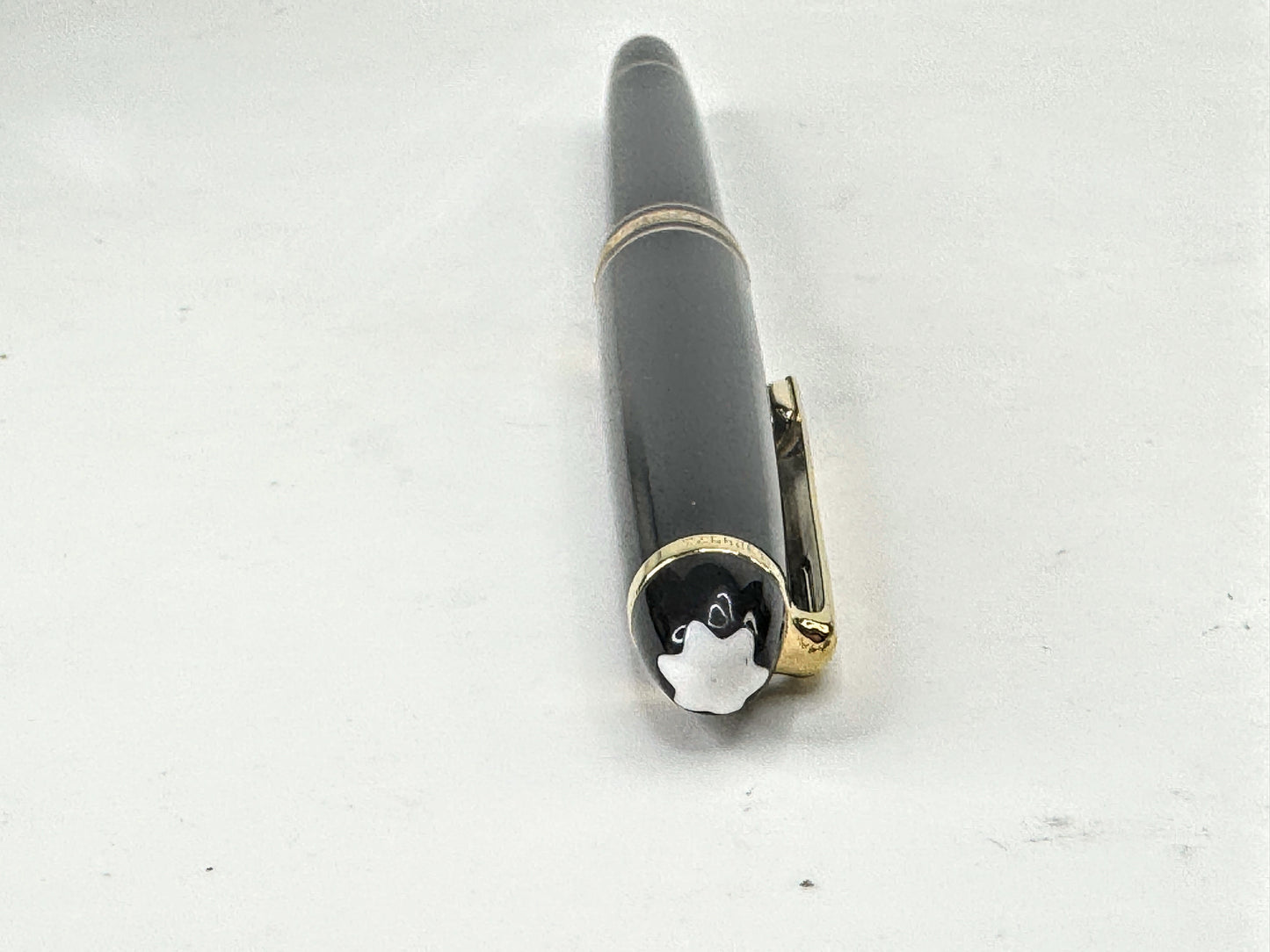 Vintage Montblanc Meisterstuck Classique 144 Fountain Pen 14K Med nib SS396