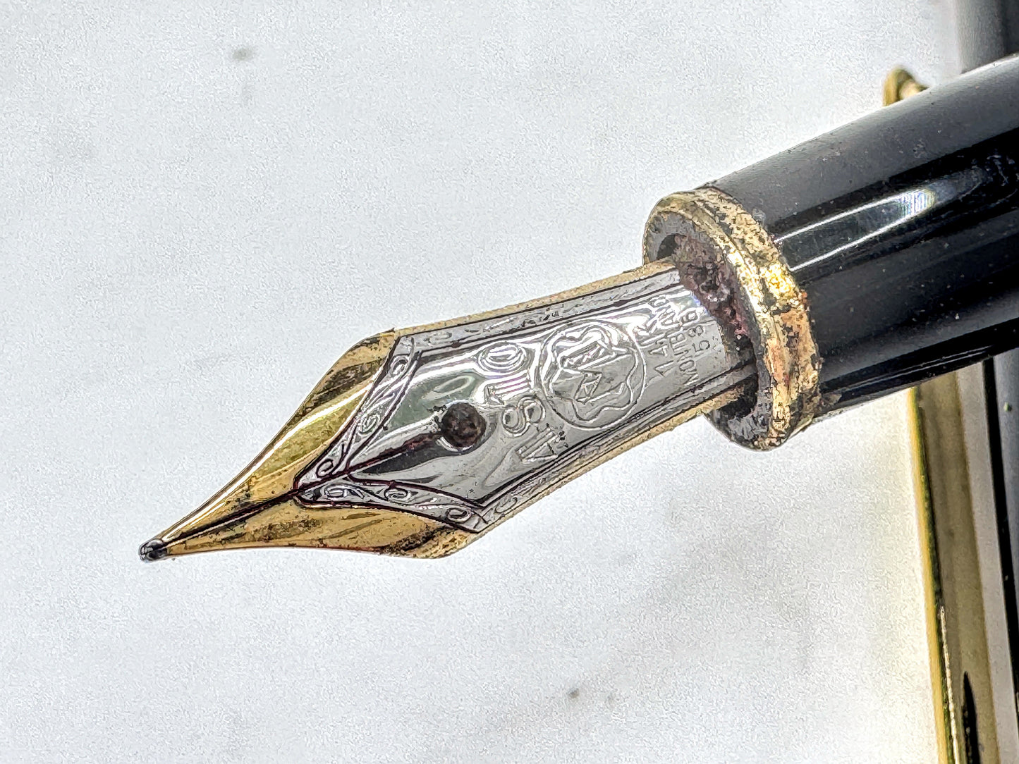 Vintage Montblanc Meisterstuck Classique 144 Fountain Pen 14K Med nib SS396