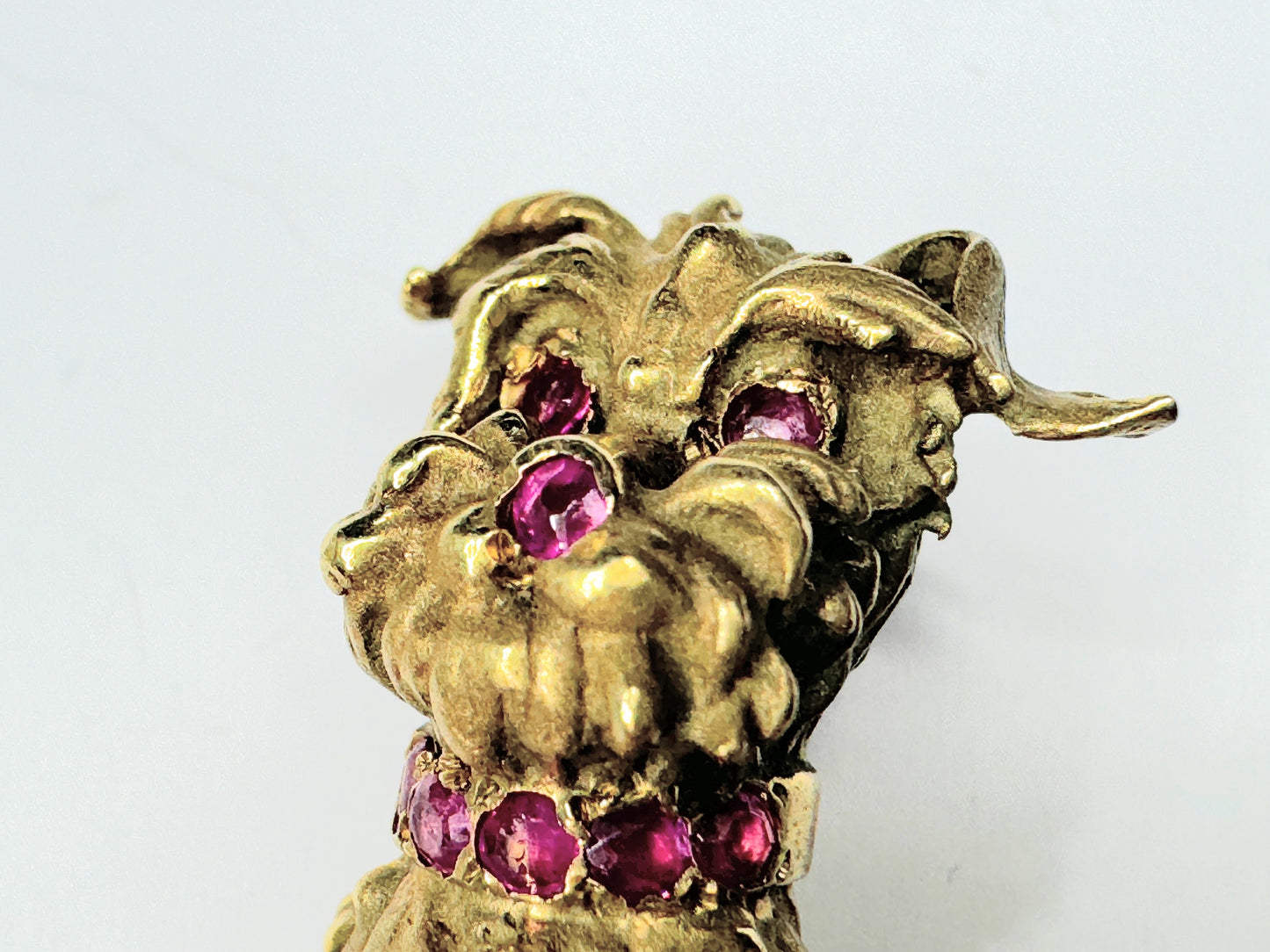 A fine 14ct yellow gold dog pattern Ruby eyes & Collar brooch 7.4g JR9392