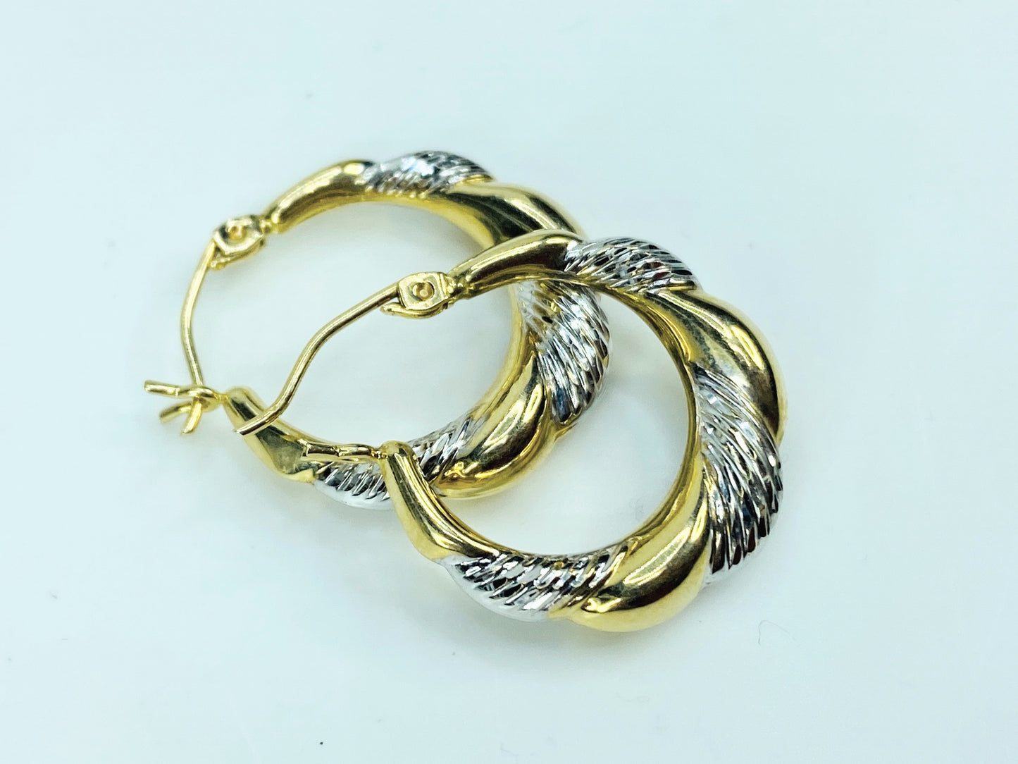 Ornate 10K two tone gold texture smooth dangle hoop earrings. 1.8g JR1005