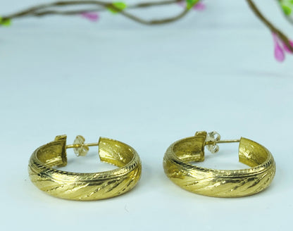 14K yellow gold 6.0mm satin etched surface earrings 3.2g 1.0" JR1007