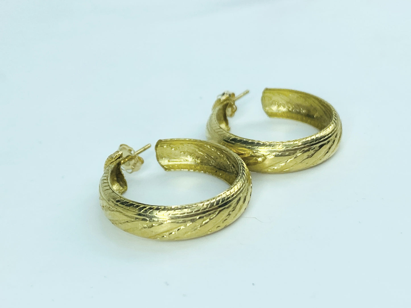 14K yellow gold 6.0mm satin etched surface earrings 3.2g 1.0" JR1007