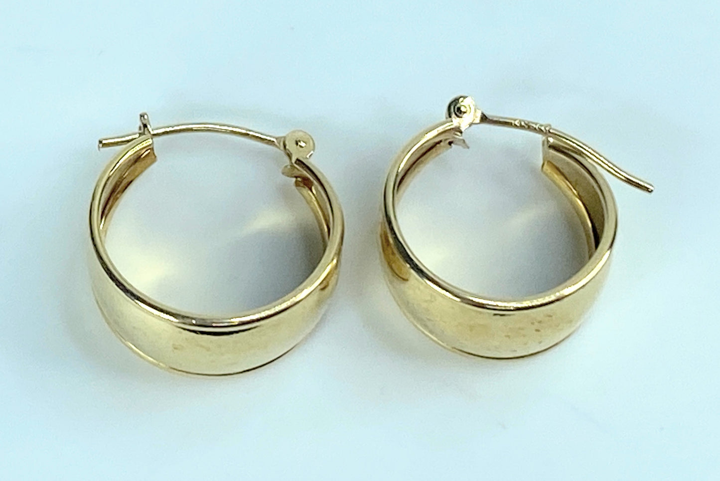 14K gold Wide band shiny gloss hoop earrings 1.8g JR9213