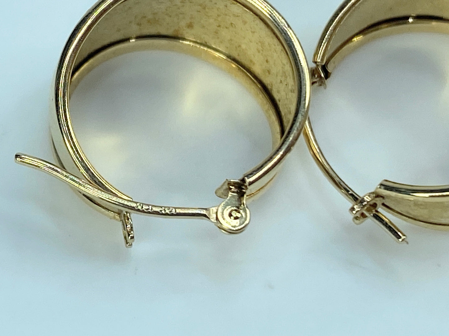 14K gold Wide band shiny gloss hoop earrings 1.8g JR9213