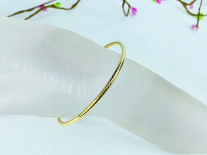 14k Yellow Gold 2.65mm Stackable Slip-on texture ribbed bangle 7.5" 5.34g JR1015