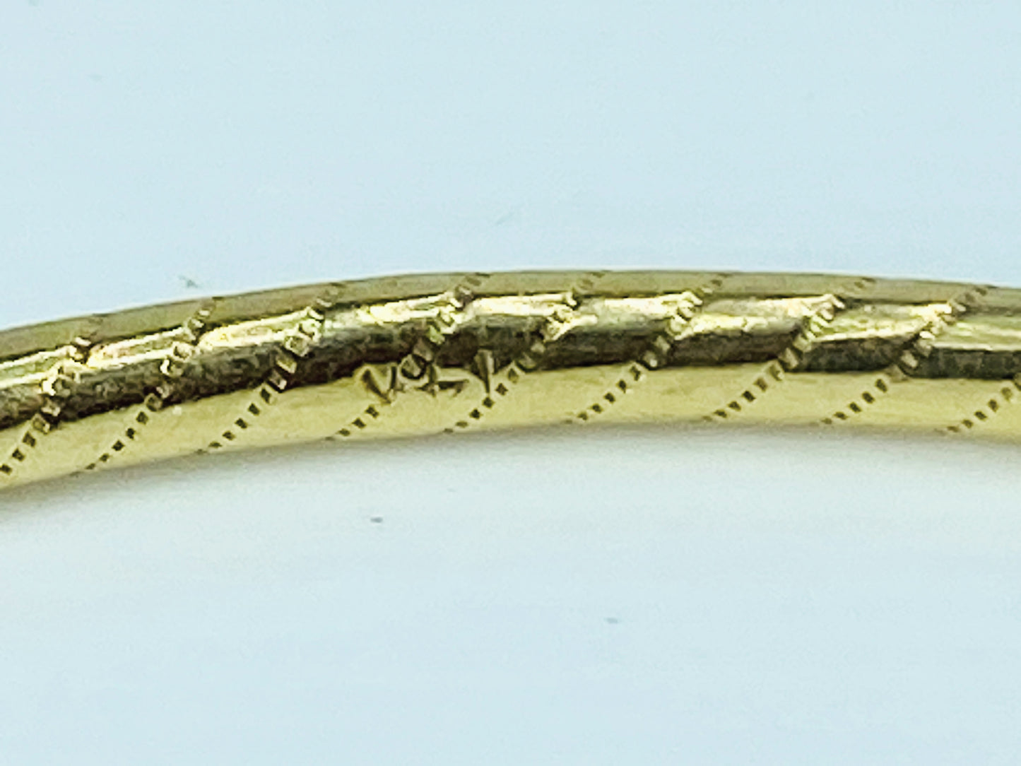 14k Yellow Gold 2.65mm Stackable Slip-on texture ribbed bangle 7.5" 5.34g JR1015