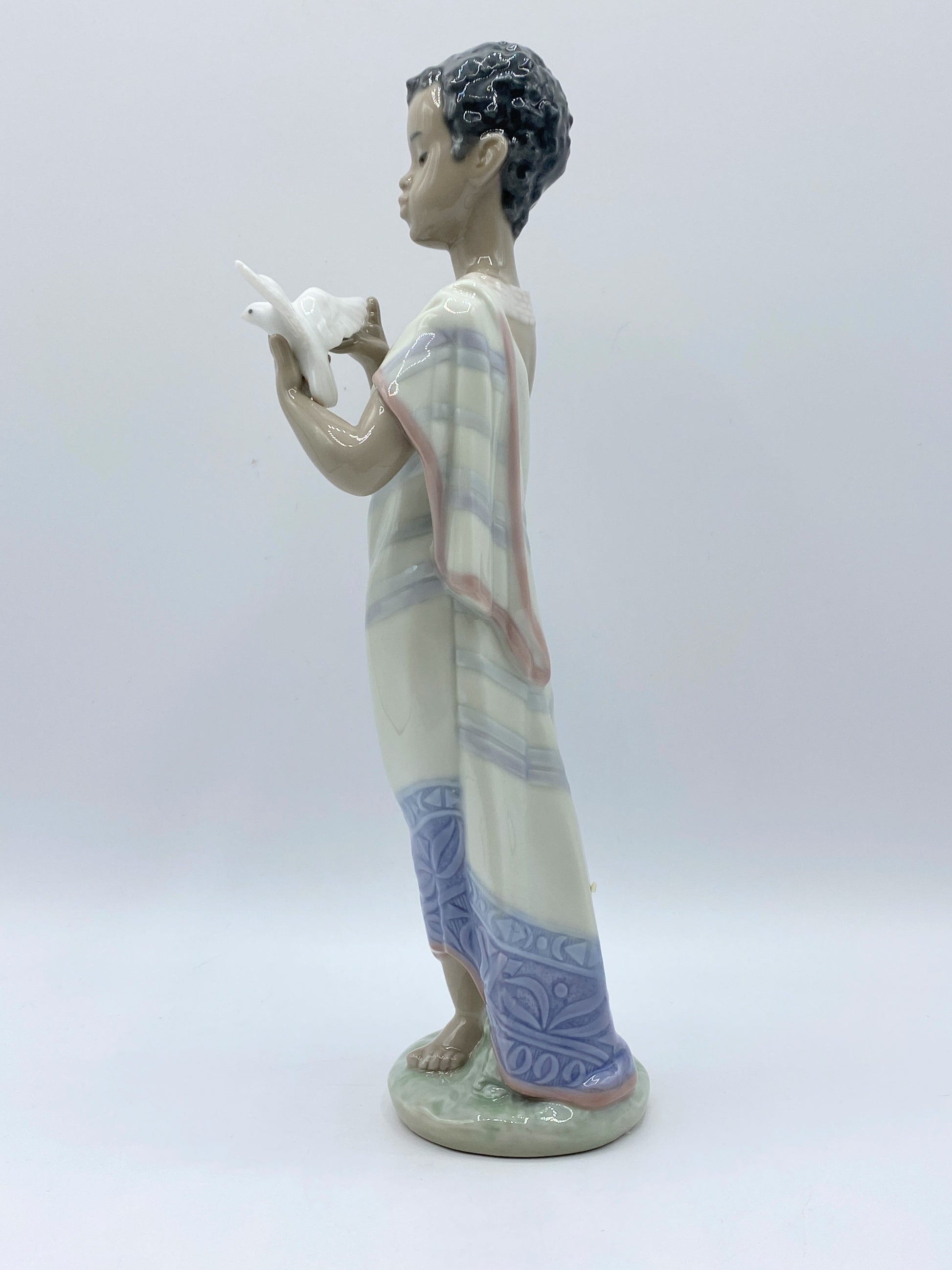 RARE Lladro African Boy holding a paigon 1995-99 porcelain figurine A264