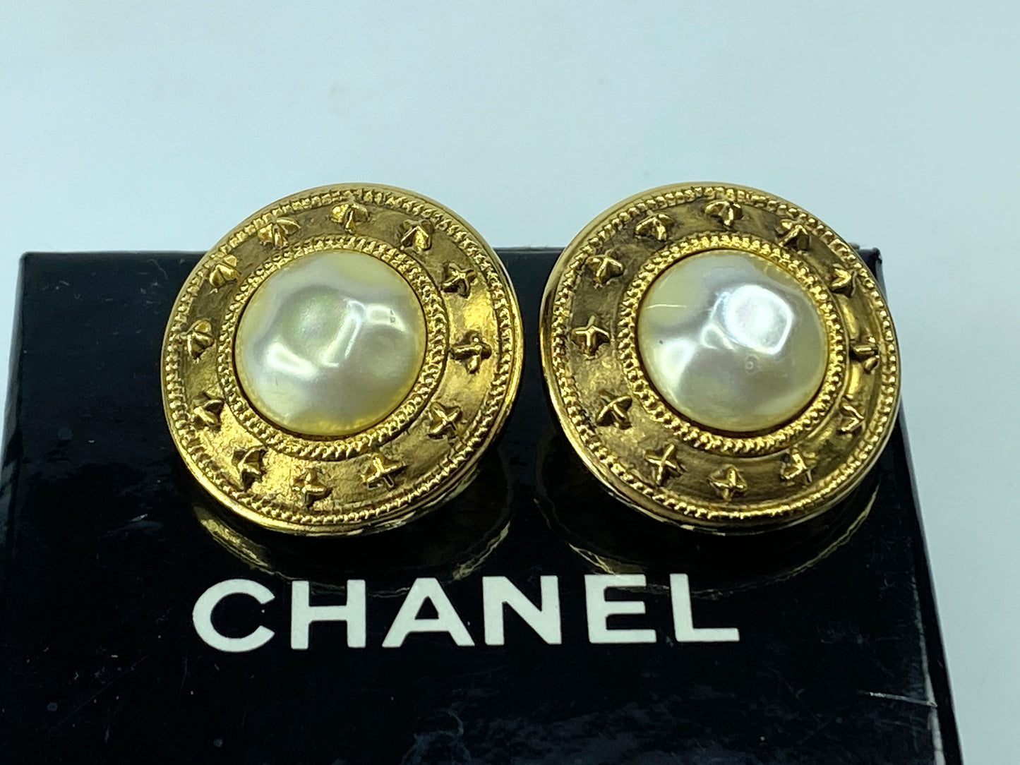 Chanel Gold satin faux Pearl clip on Earrings Golden GS408