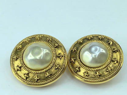 Chanel Gold satin faux Pearl clip on Earrings Golden GS408