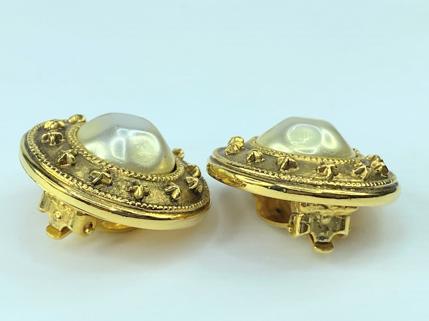 Chanel Gold satin faux Pearl clip on Earrings Golden GS408