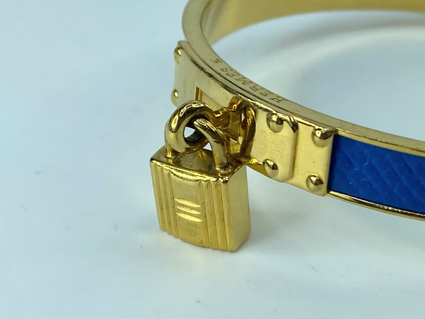 Hermes Courchevel Kelly Lock Cadena Brighton Bleu leather bangle 7.5" GS409