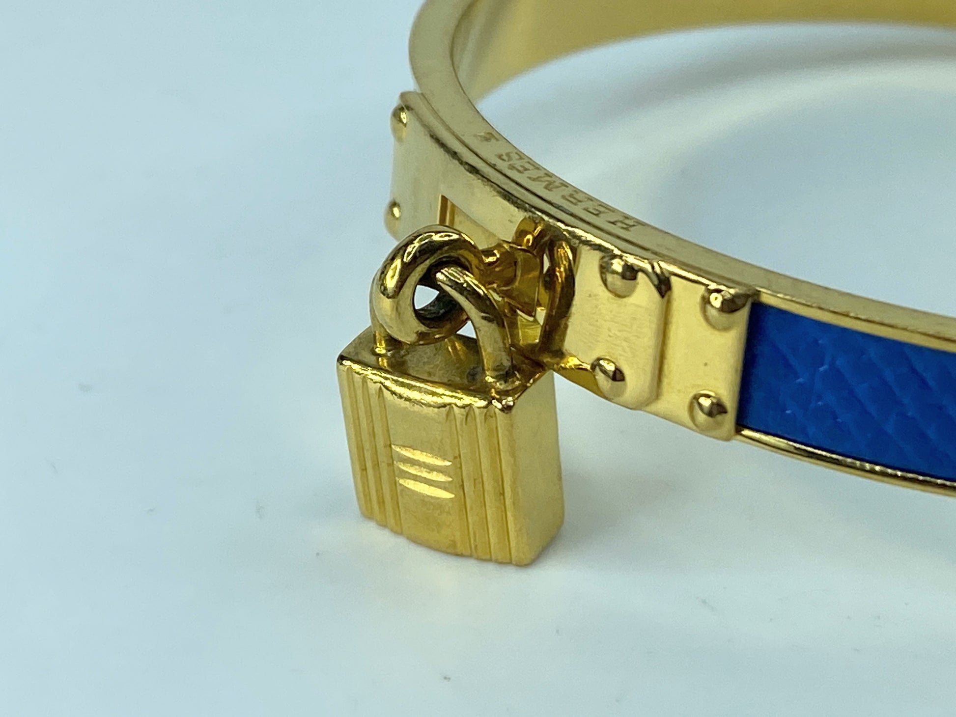 Hermes Courchevel Kelly Lock Cadena Brighton Bleu leather bangle 7.5" GS409