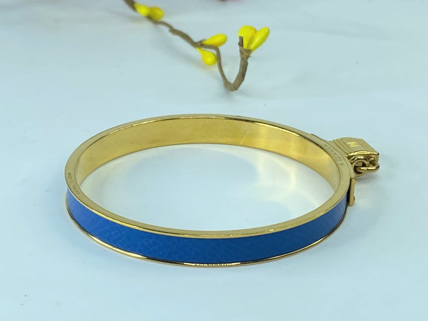 Hermes Courchevel Kelly Lock Cadena Brighton Bleu leather bangle 7.5" GS409