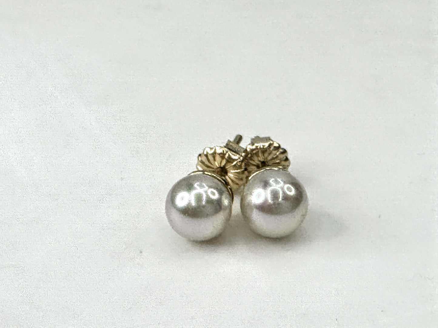 Vintage 1950s 14K Gold Akoya Pearl Stud Earrings 6.05mm Lustrous Pair JR1679