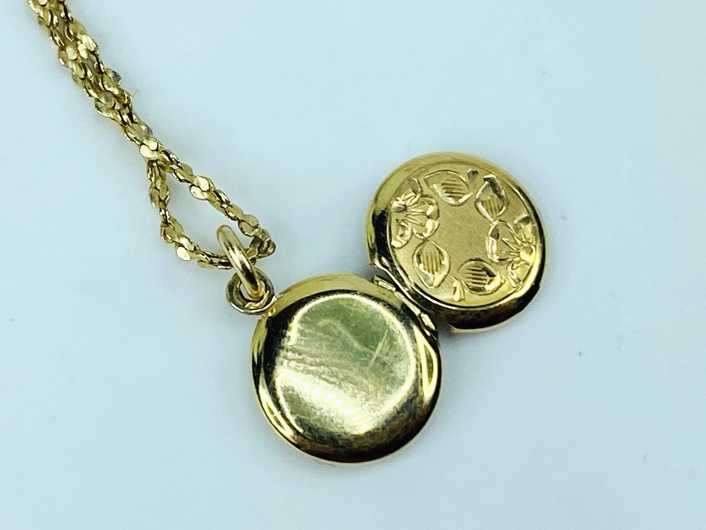 14K Gold Round Locket Pendant Necklace 18” Delicate Chain Vintage Style JR1218