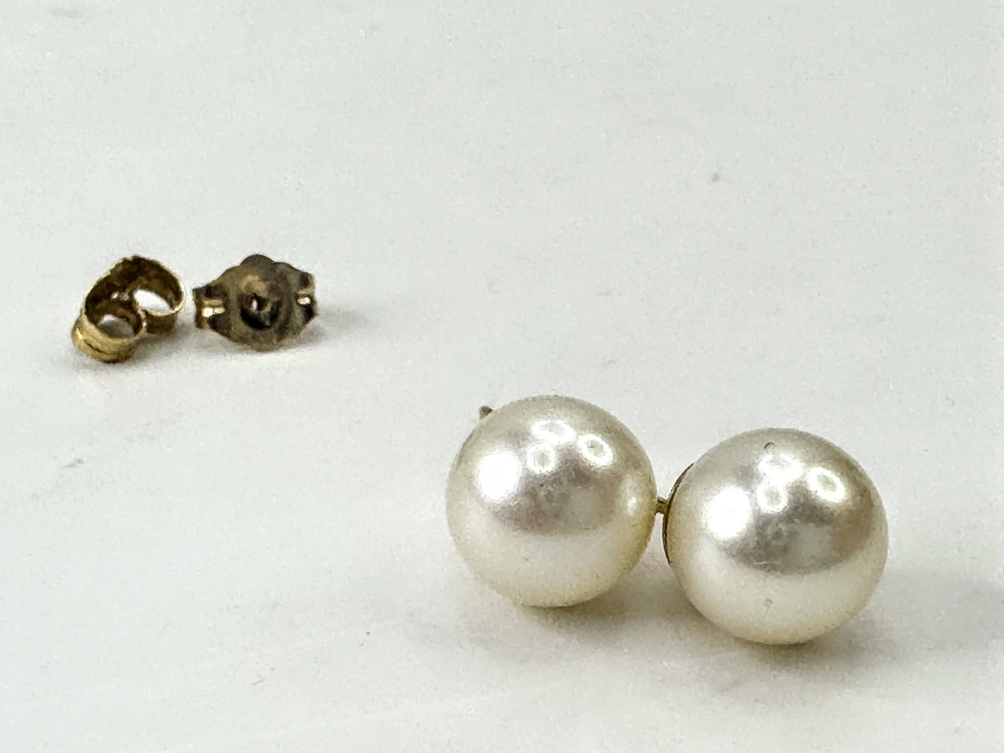 Mid-Century 14K Yellow Gold 8.2mm Fine Akoya Pearl Stud Earrings Pair JR1680