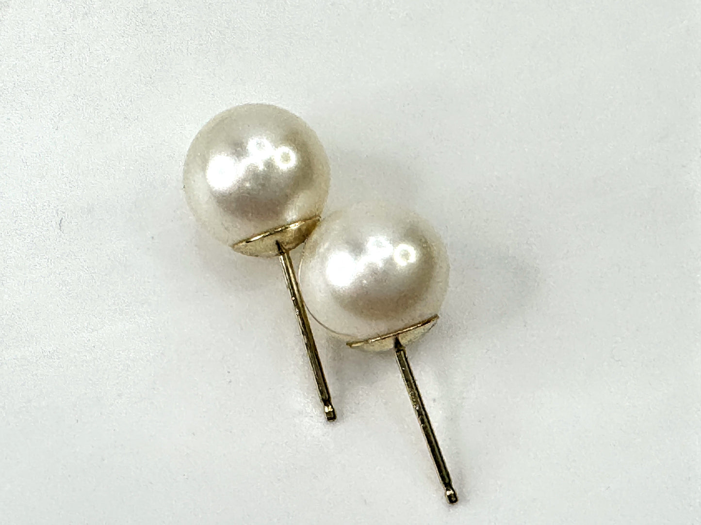 Mid-Century 14K Yellow Gold 8.2mm Fine Akoya Pearl Stud Earrings Pair JR1680