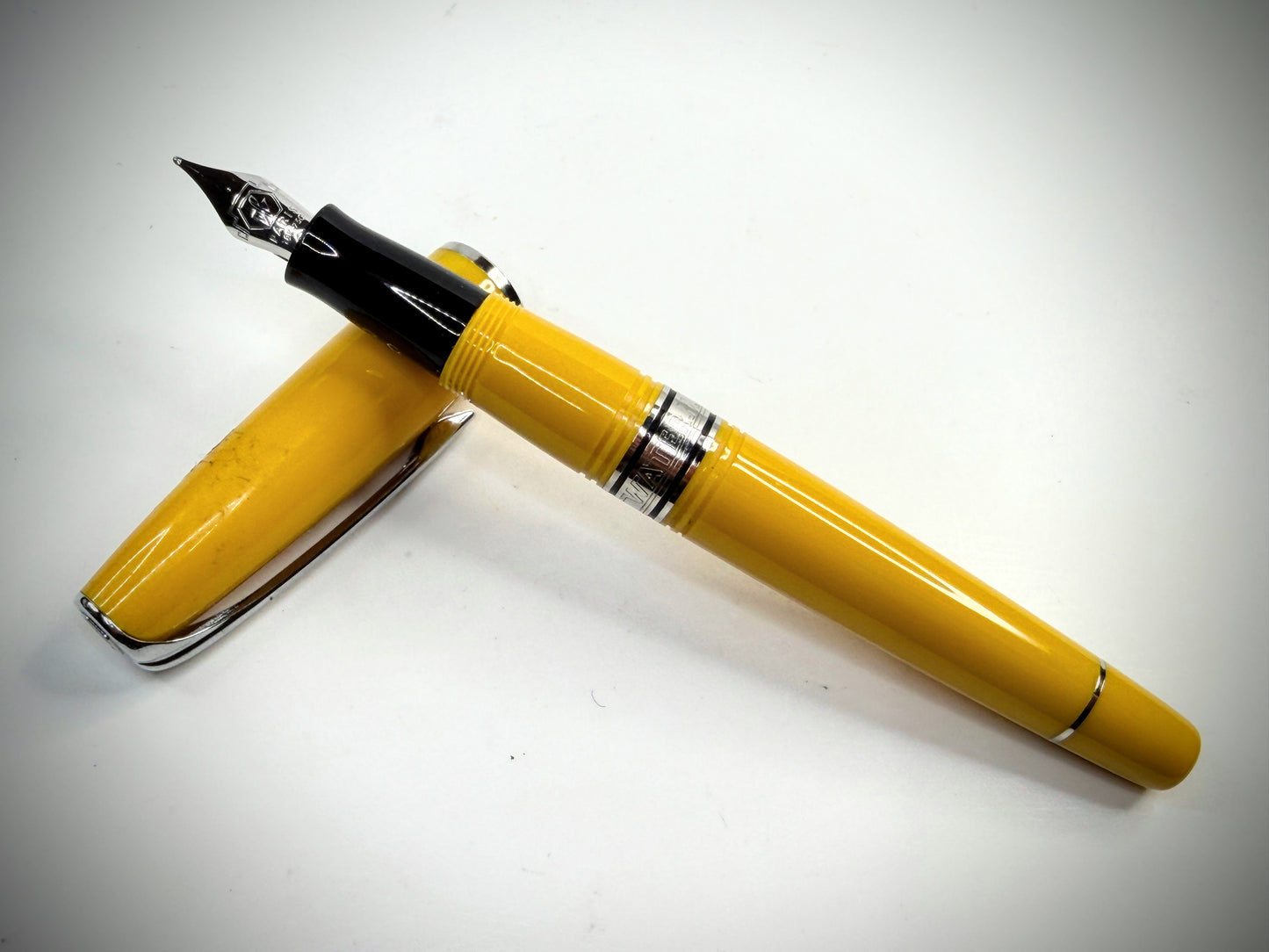 Vintage Waterman Paris Yellow Lacquer Fountain Pen 18K Nib Paris with box SS309