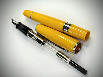 Vintage Waterman Paris Yellow Lacquer Fountain Pen 18K Nib Paris with box SS309