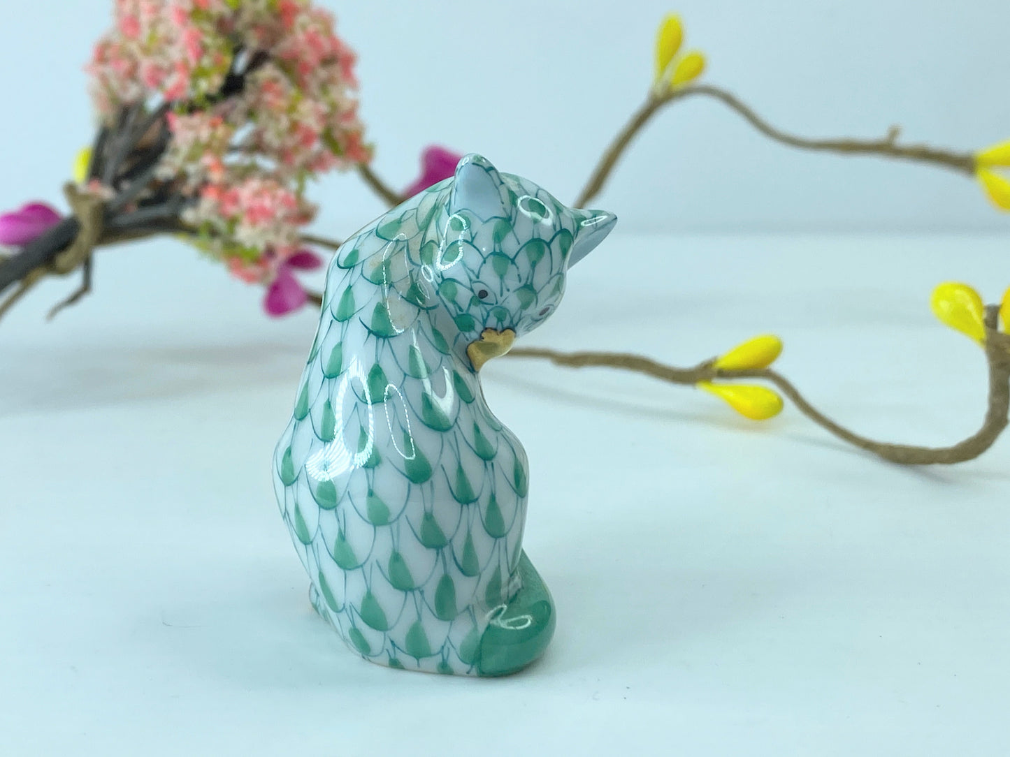HEREND Miniature Cat 5283 - Green Fishnet - Domestic Collection A206