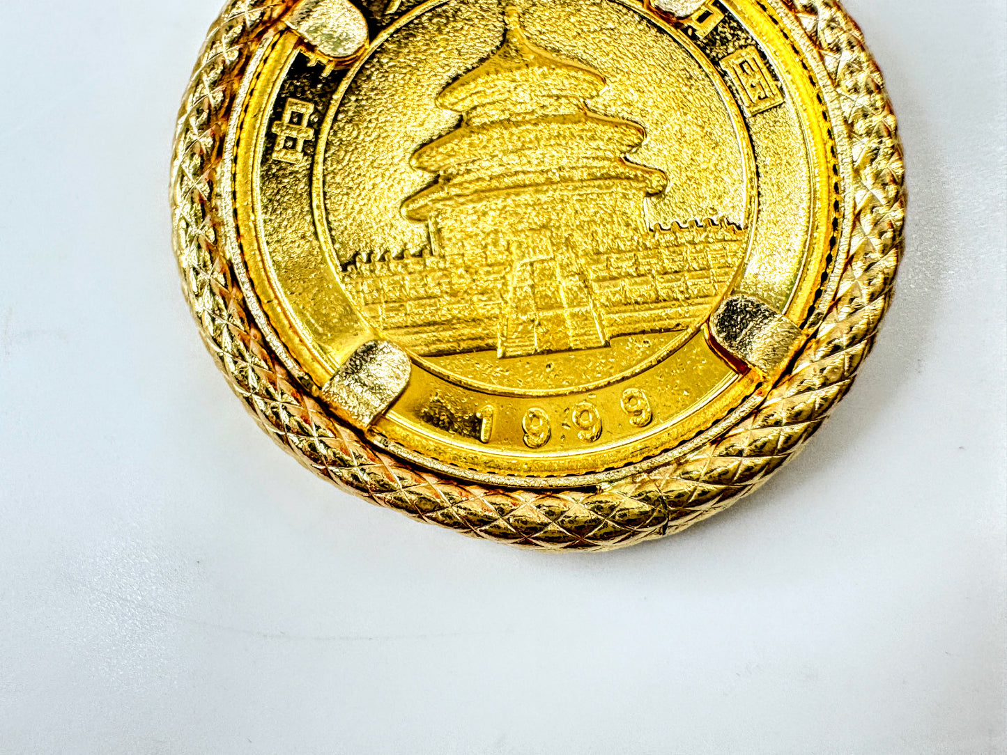 14K Gold 1999 Chinese Panda 1/10 oz Gold Coin Pendant Bezel 10 Yuan 4.7g JR1701