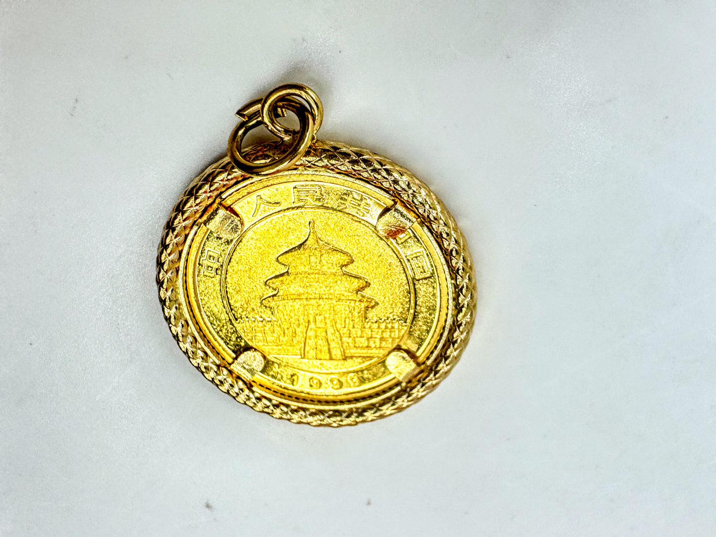 14K Gold 1999 Chinese Panda 1/10 oz Gold Coin Pendant Bezel 10 Yuan 4.7g JR1701