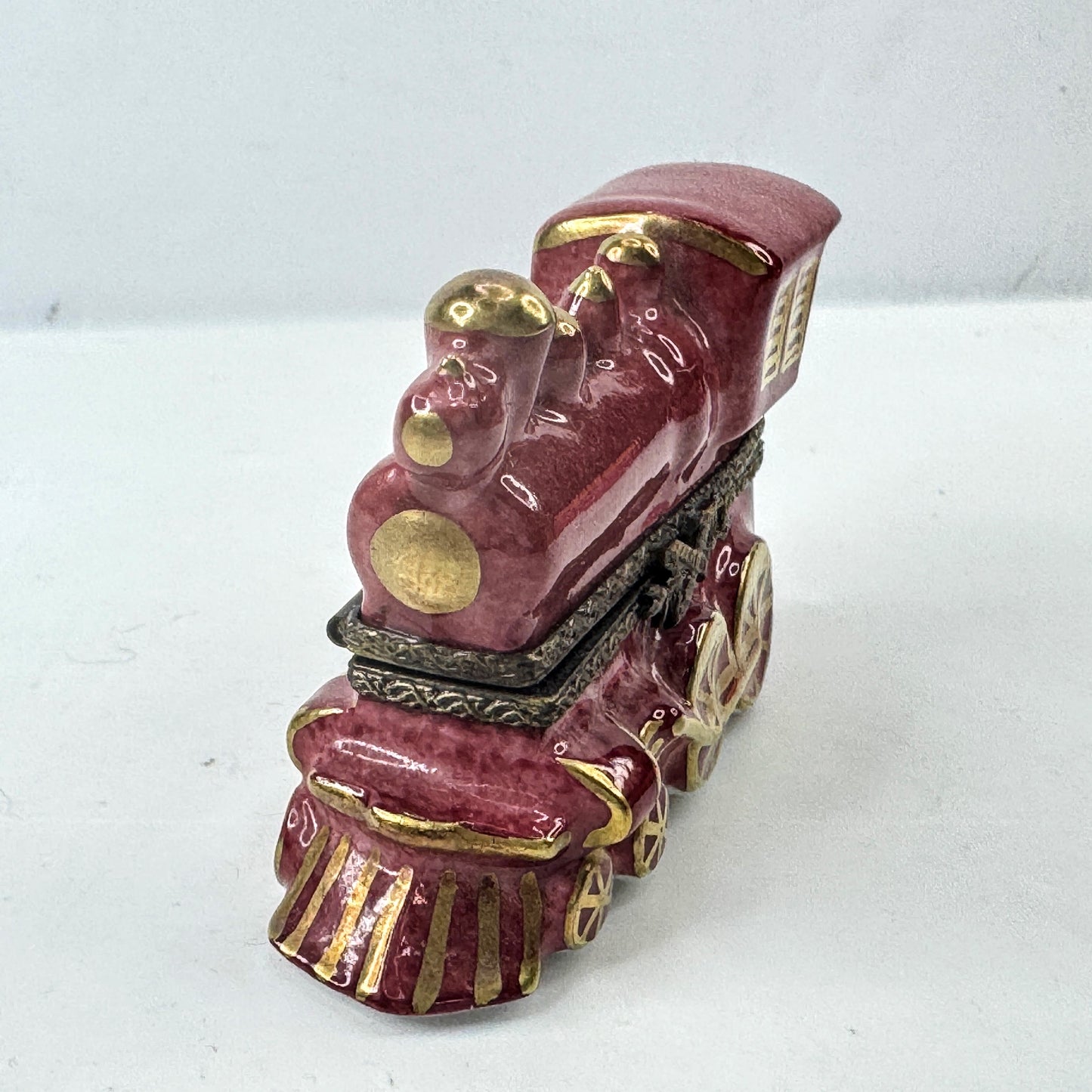 Peint Main Limoges France Red Train Locomotive Porcelain Hinged TrinketBox A1039