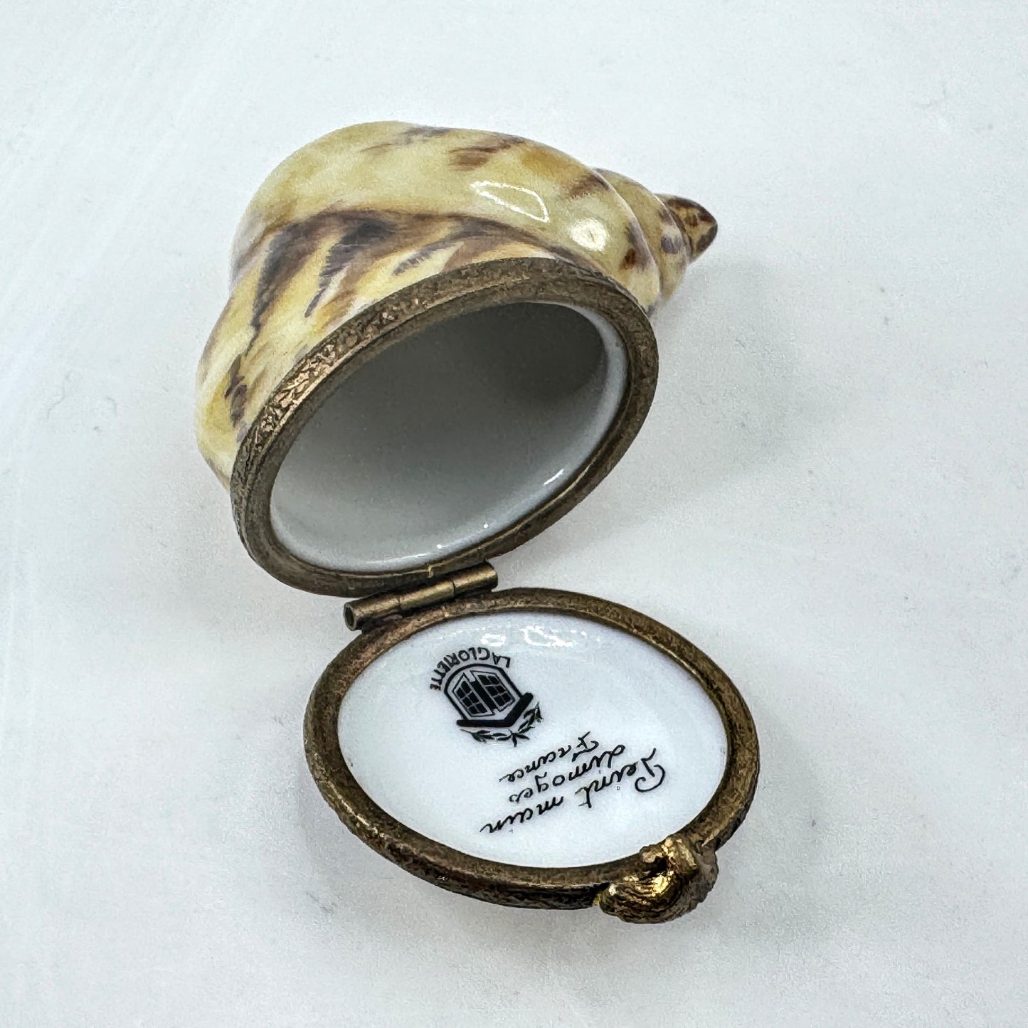 La Gloriette Limoges France Hand-Painted Porcelain Seashell Trinket Box A1033