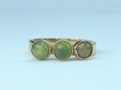 c1970 14K yellow gold three Opal cabochon ring 3.9g s6.5 JR9142