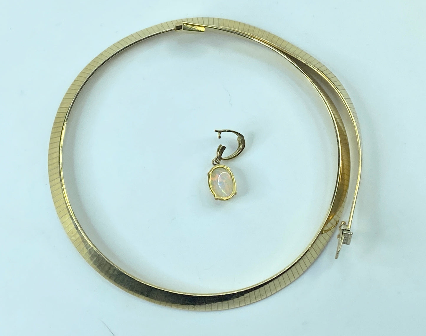 14K Polished Flexible 8mm Omega 7.12ct Oval Opal pendant Choker Necklace JR701