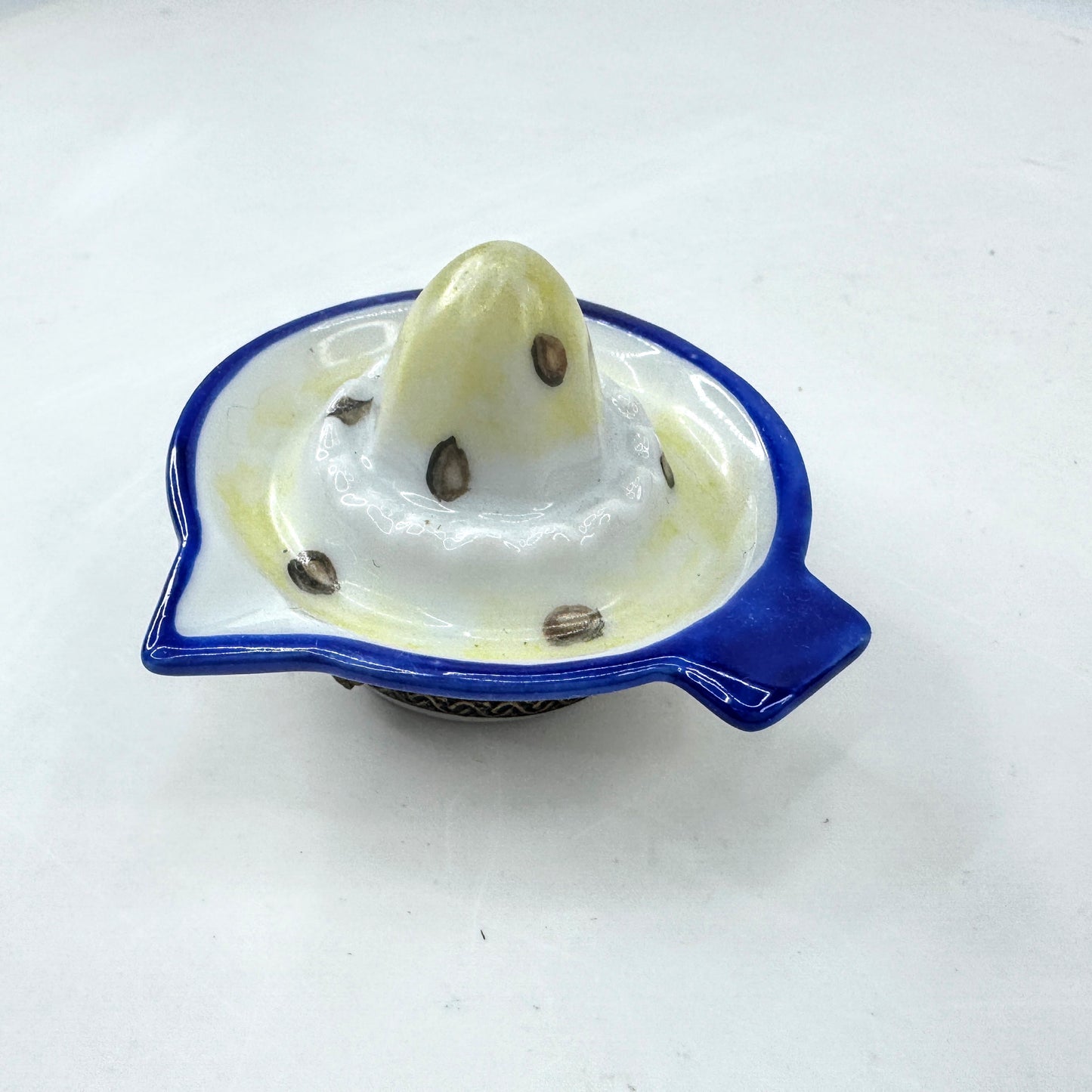 Vintage Limoges Peint Main Hand Painted Lemon Juicer Trinket Box A1040