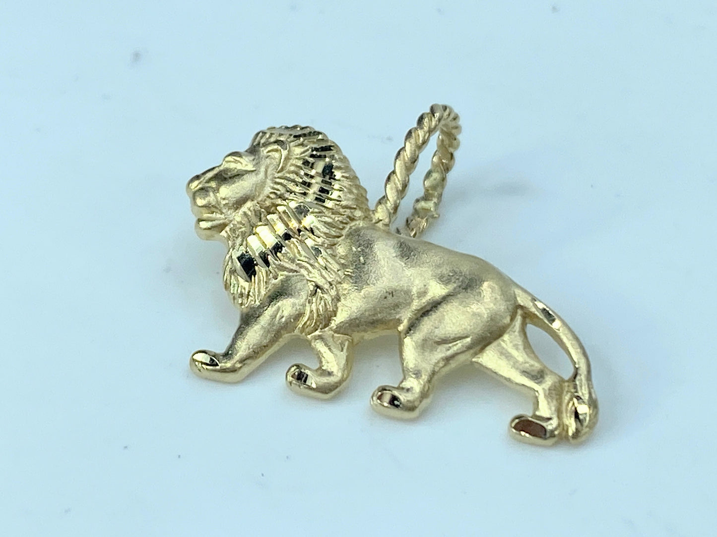 14K yellow gold designer Lion charm pendant 2.9gm JR9148