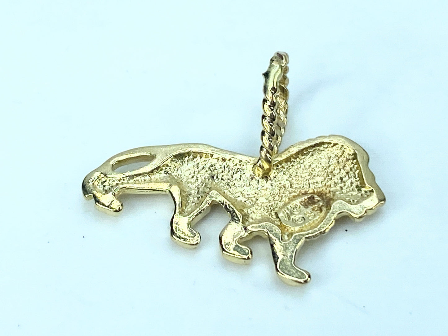 14K yellow gold designer Lion charm pendant 2.9gm JR9148